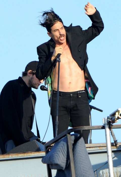 Anthony Kiedis og Josh Klinghoffer (bakgrunn) under en Red Hot Chili Peppers-konsert i juli 2011