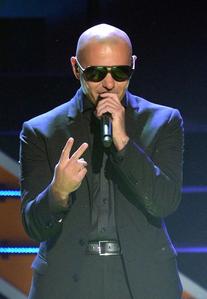 Pitbull esiintyy Nickelodeon 26th Annual Kids Choice Award -tapahtumassa