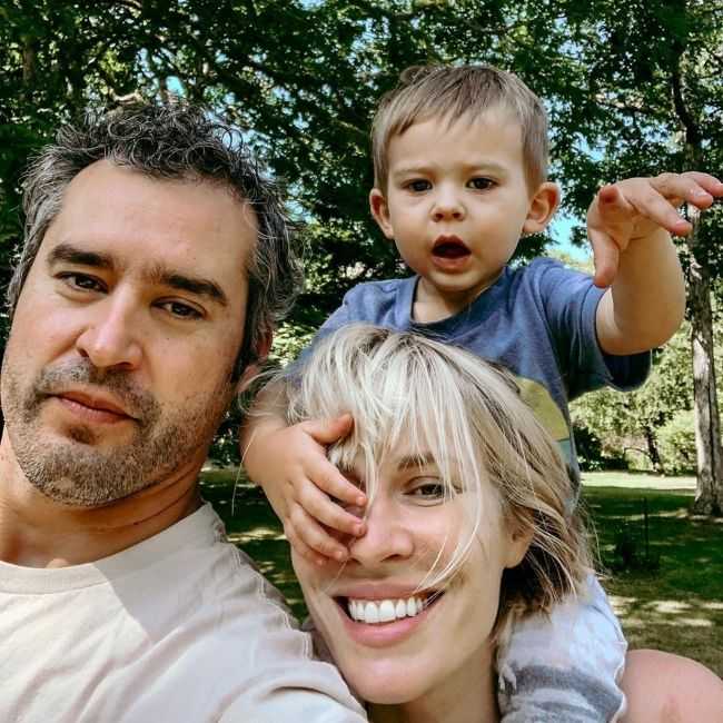 Natasha pózuje na selfie s manželom Matthewom Robinsonom a synom Solomonom Dylanom v júli 2019