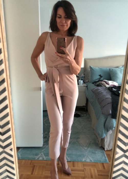 Luann de Lesseps set, mens hun tog en spejlselfie i sit dagens outfit i New York City, New York, USA i marts 2019