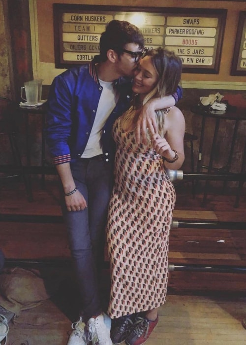 Matthew Koma poserer kærligt sammen med Hilary Duff