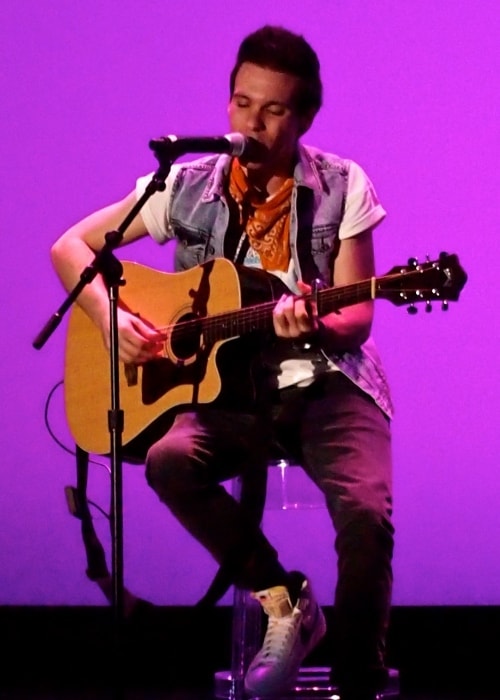 Matthew Koma nähtynä esiintyessään syyskuussa 2012