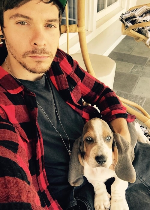 Ο Matthew Koma σε μια selfie με το σκύλο του τον Οκτώβριο του 2017