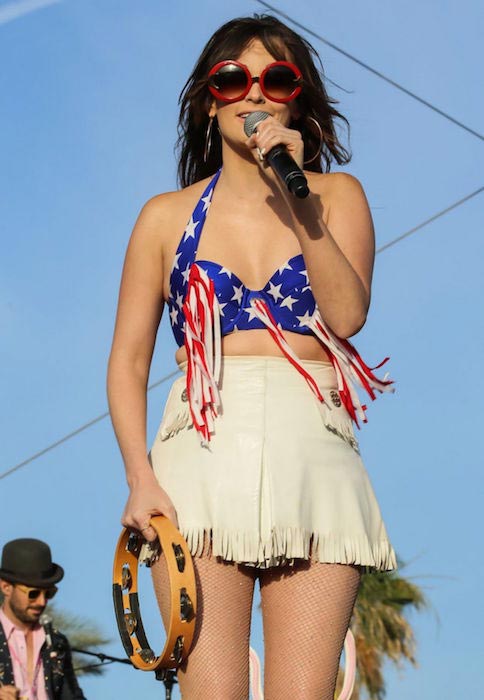 Kacey Musgraves účinkuje na festivale country hudby Stagecoach California v Indiu v roku 2015