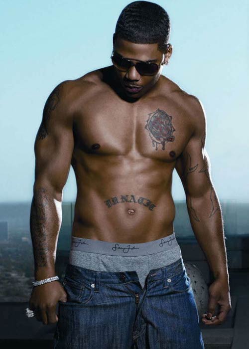 Nelly skjorteløs i en modelleringsfotografering