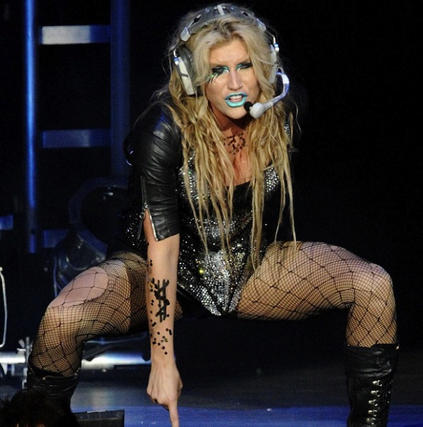 Kesha 2013 esiintymässä