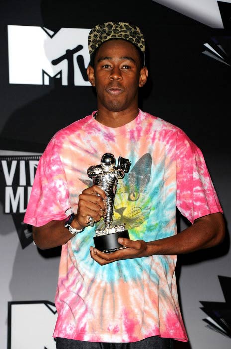 Tyler, The Creator pózuje s cenou pre najlepšieho nového umelca počas udeľovania MTV Video Music Awards v auguste 2011
