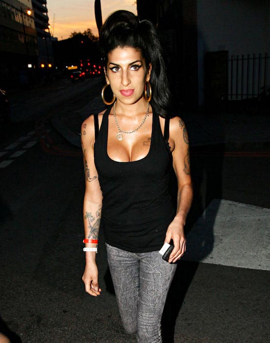 Amy Winehouse bryster