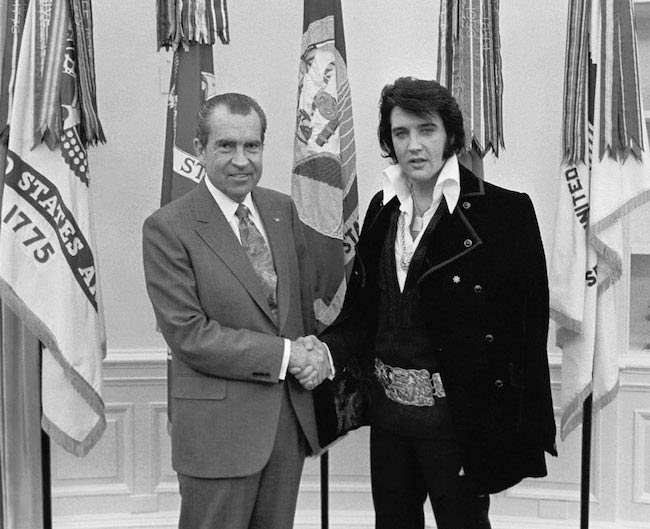 Elvis Presley počas stretnutia s 37. prezidentom USA Richardom Nixonom v roku 1970