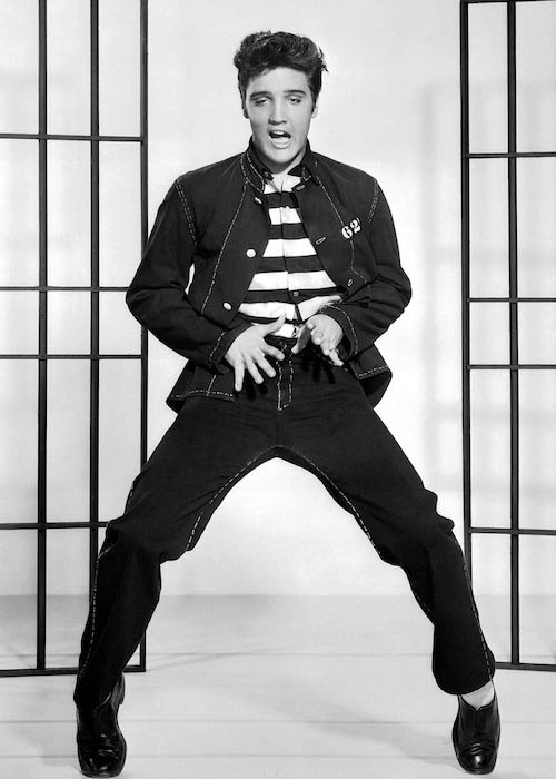 Ο Έλβις Πρίσλεϋ ποζάρει για την ταινία του 1957 Jailhouse Rock