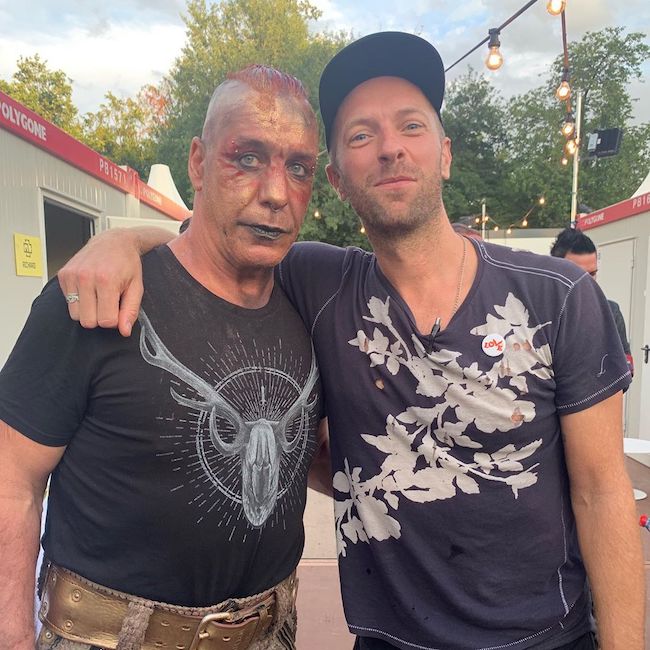 Till Lindemann Coldplay -laulajan Chris Martinin (oikealla) kanssa heinäkuussa 2019