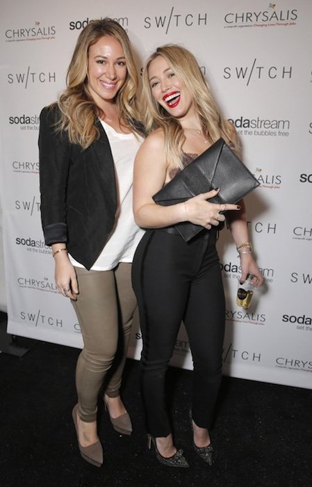 Haylie Duff og søsteren Hilary Duff (Høyre).