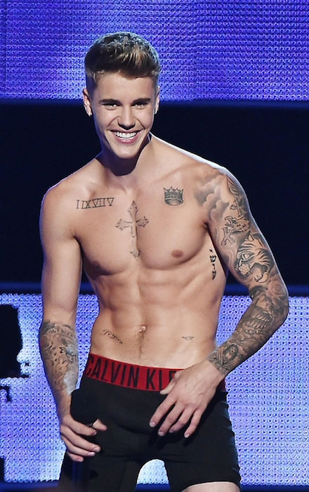 Justin Bieber bez trička