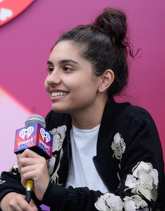 Alessia Cara komunikuje s tiskem a fanoušky na hudebním festivalu iHeartRadio 2016