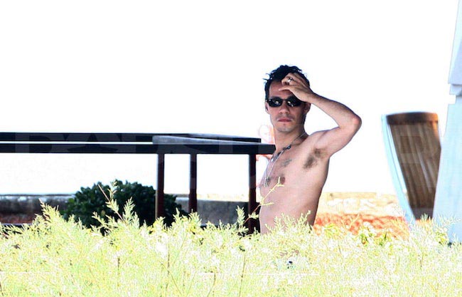 Marc Anthony ilman paitaa lomalla Italiassa vuonna 2009