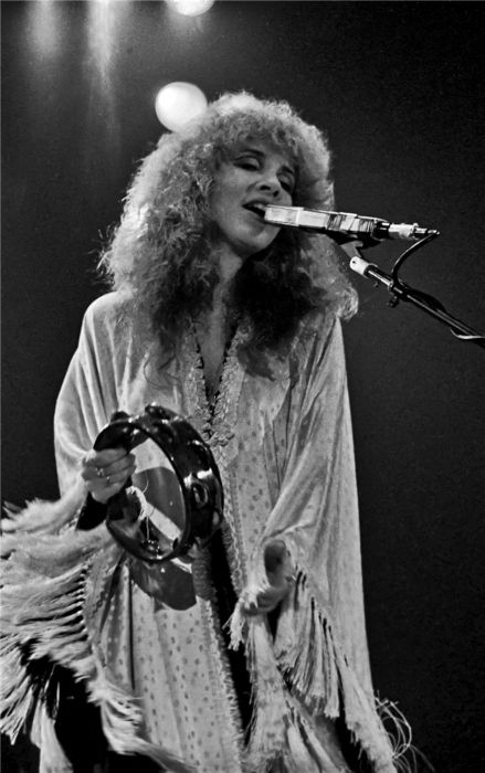 Stevie Nicks na pódiu na koncerte v Zürichu v roku 1980