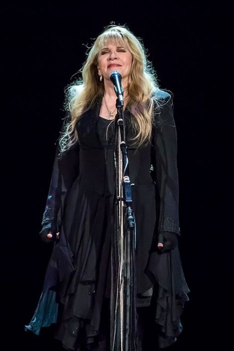 Stevie Nicks vystupující v Austinu v Texasu během svého turné 24 Karat Gold Tour