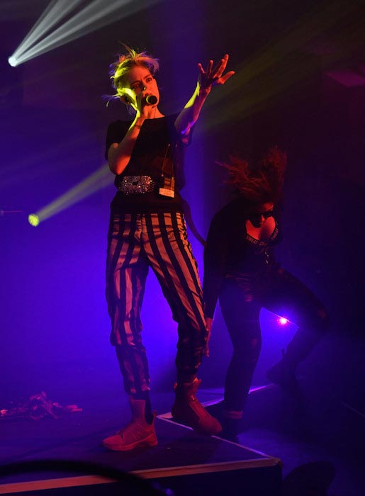 Ο Grimes εμφανίζεται κατά τη διάρκεια της σειράς συναυλιών Hilton στις 19 Ιουλίου 2016 στο Βερολίνο, Γερμανία