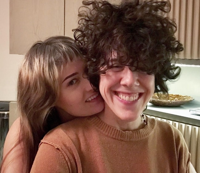 Laura Pergolizi (højre) i en selfie med Lauren Ruth Ward i november 2016