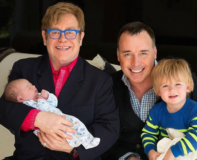 Elton John og hans ægtefælle David Furnish med deres 2 børn
