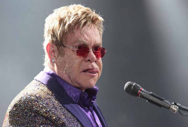 Elton John vystupuje na koncertě během turné All the Hits Tour 2015