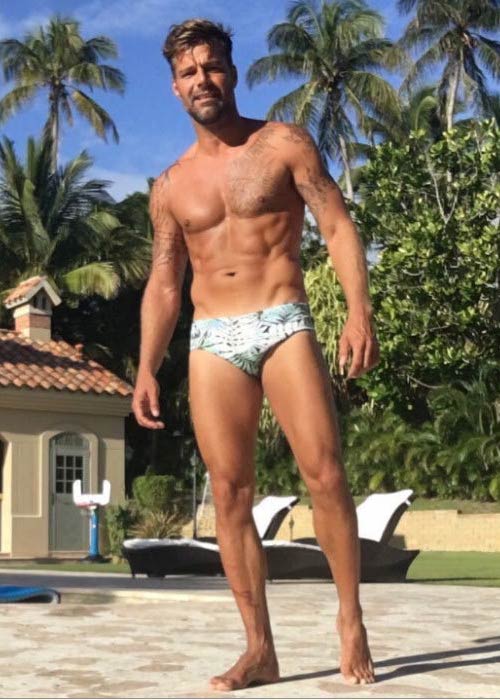 Tělo bez trička Ricky Martin, jak je vidět na sociálních médiích v roce 2016