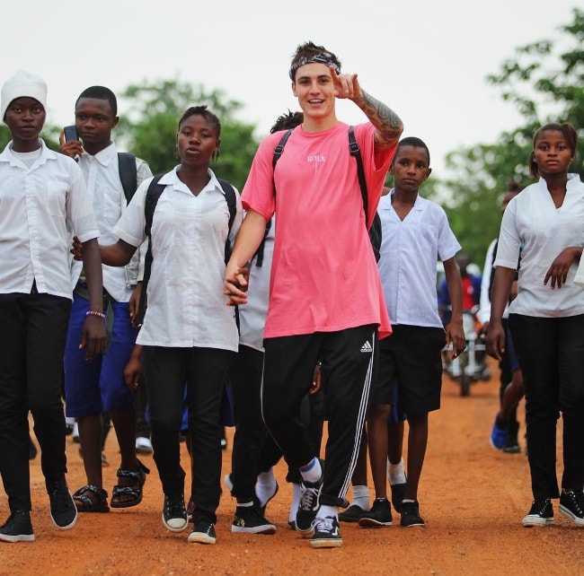 Sam Wilkinson vo Freetowne v Sierra Leone v júli 2017