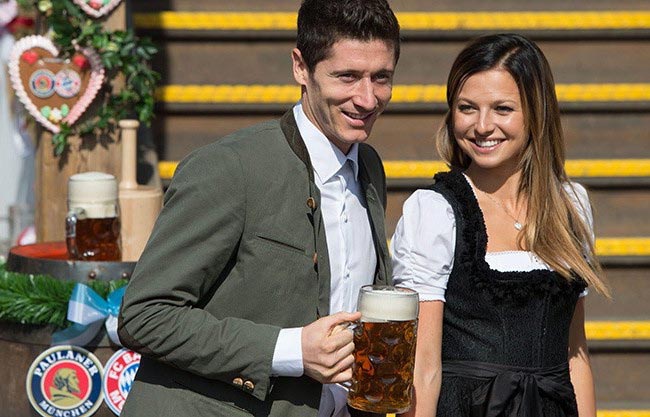 Robert Lewandowski ja Anna Stachurska pitävät hauskaa 182. Oktoberfestissä Münchenissä, Saksassa