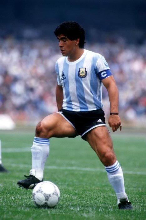 Diego Maradona kontrollerer bolden under en venskabskamp for Argentina i 1989