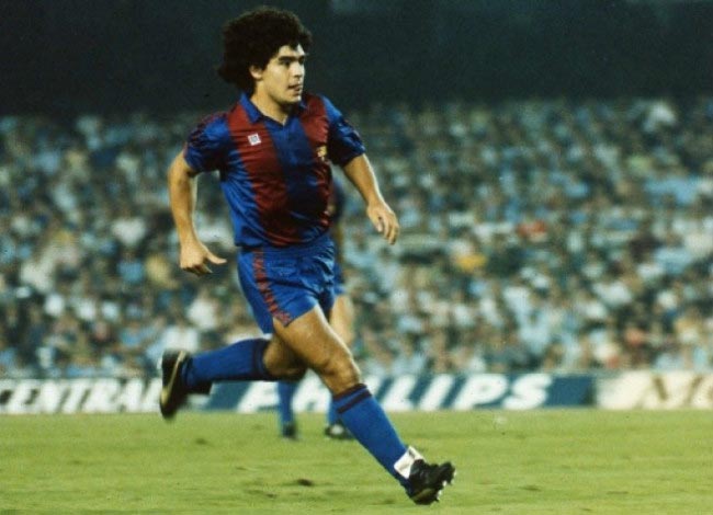 Nuori Diego Maradona ottaa laukauksen Barcelonan La Liga -ottelussa vuonna 1983