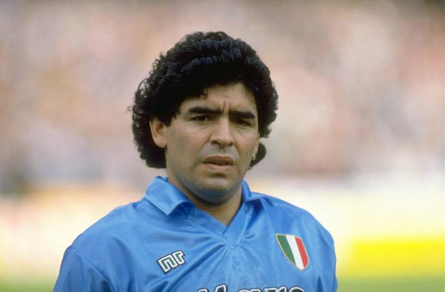 Diego Maradona inden starten af ​​Serie A -hjemmekampen mellem Napoli og Juventus i 1990