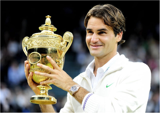 Roger Federer med et trofæ.