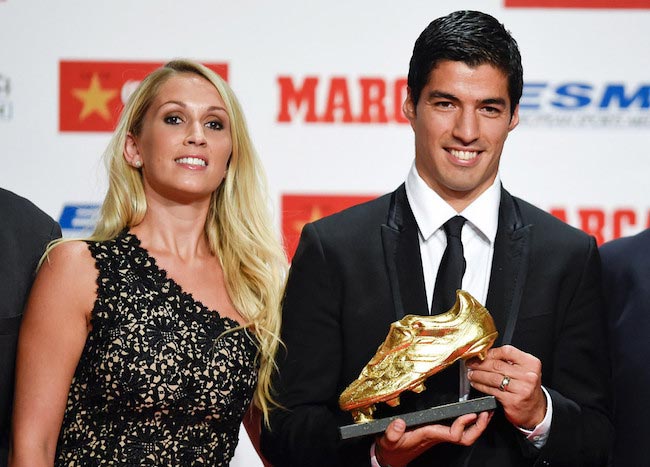 Luis Suarez holder Golden Boot Trophy for den bedste europæiske målscorer med sin kæreste Sofia den 15. oktober 2014 i Barcelona, ​​Spanien