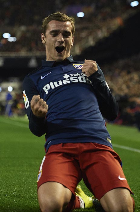 Ο Antoine Griezmann δείχνει ενθουσιασμό αφού σκόραρε σε αγώνα La Liga εναντίον της Valencia CF στις 6 Μαρτίου 2016 στη Βαλένθια της Ισπανίας