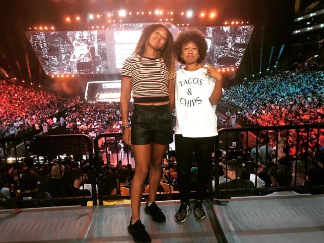 Naomi Osaka (Venstre) med lillesøster Mari Osaka på Barclays Center i juli 2018