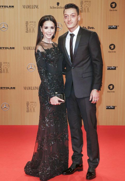 Mesut Özil og Mandy Grace Capristo på den røde løber ved Bambi Awards i november 2015