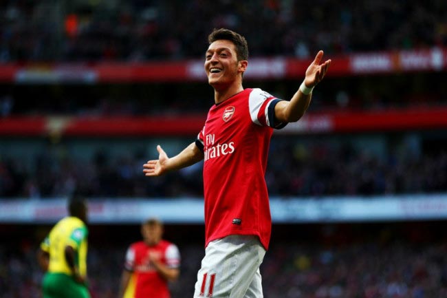 Mesut Özil fejrer efter at have scoret et mål i 4-1 hjemmesejr mod Norwich i 2013