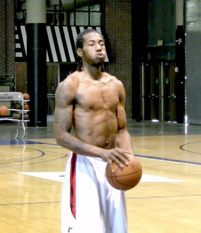 Kawhi Leonard skjorteløs krop under en træningssession forud for 2011 NBA Draft
