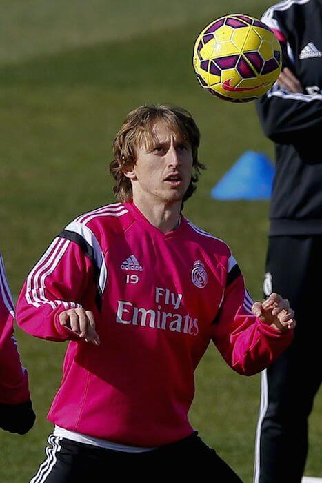 Luka Modric i aktion under en træning på Valdebebas træningsbane den 20. februar 2015 i Madrid, Spanien