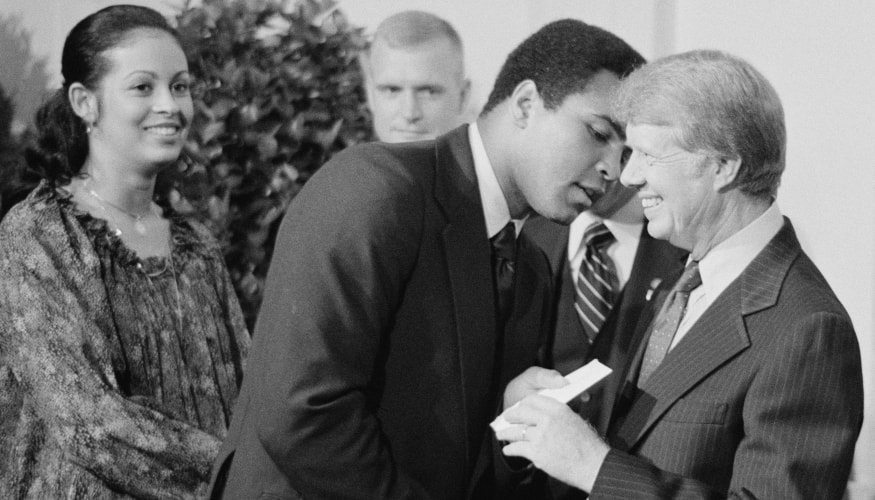 Muhammad Ali, ledsaget af sin kone Veronica Porsche Ali, udvekslede hilsner med præsident Jimmy Carter, mens han deltog i en middag i Det Hvide Hus, hvor han fejrede underskrivelsen af ​​Panama-kanalen, Washington, D.C.