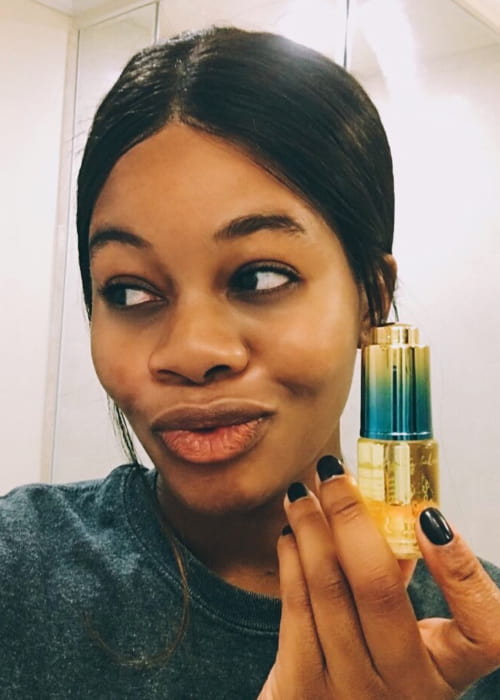 Gabby Douglas promoverer Beauty Bakerie i en selfie i januar 2018