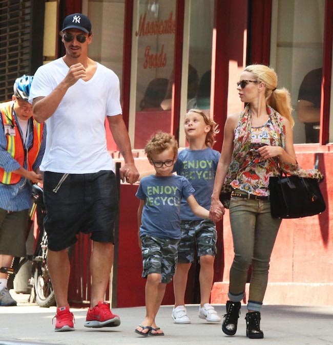 Zlatan Ibrahimovic og Helena Seger med deres sønner på en tur gennem New York City den 25. juni 2014