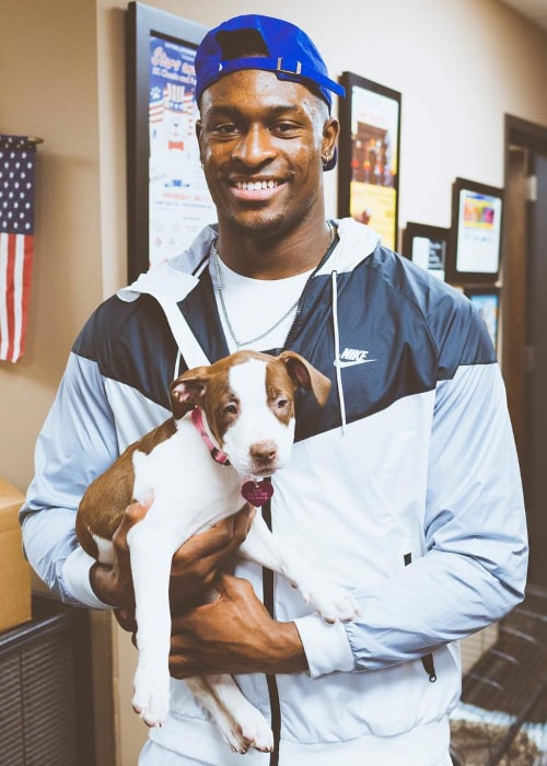 Ο DK Metcalf με το κατοικίδιο σκύλο του, όπως φάνηκε τον Ιανουάριο του 2018