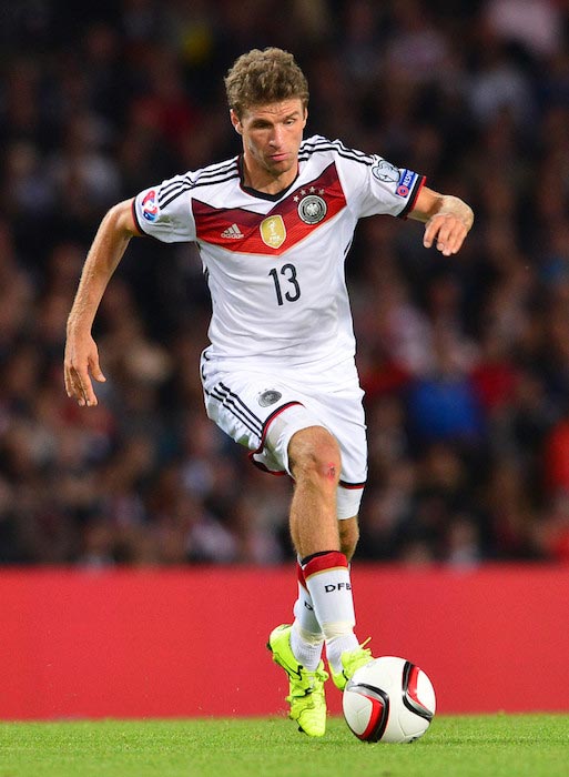Thomas Muller pallon kanssa Saksan ja Skotlannin välisessä ottelussa 7.9.2015