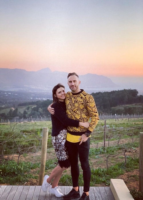 Faf du Plessis, kuten nähdään vaimonsa Imari Visserin kanssa heinäkuussa 2019 otetussa kuvassa
