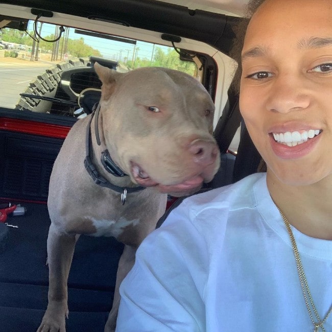 Brittney Griner med hunden sin sett i juli 2019