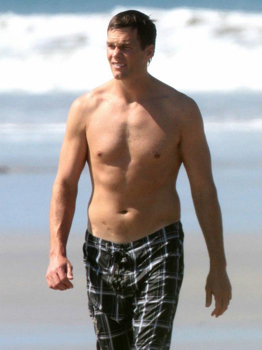 Tom Brady viser sin buff krop frem på en strand i San Carlos, Costa Rica i marts 2015
