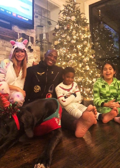 DeMarcus Ware nähdään tyttöystävänsä Angela Danielin ja lastensa kanssa joulukuvassa joulukuussa 2018