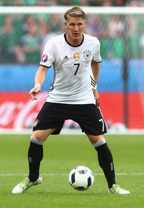 Ο Bastian Schweinsteiger σε δράση κατά τη διάρκεια αγώνα της φάσης των ομίλων UEFA EURO 2016 μεταξύ Γερμανίας και Βόρειας Ιρλανδίας στις 21 Ιουνίου 2016