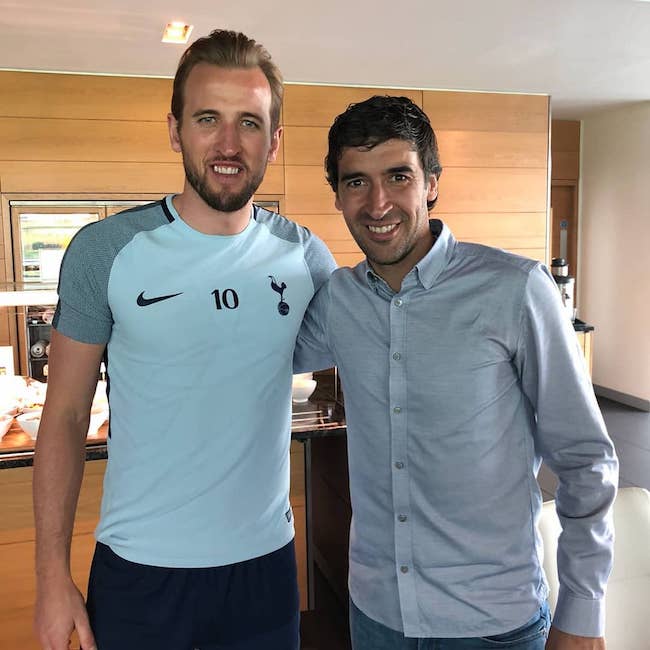 Harry Kane entisen espanjalaisen jalkapalloilijan Raúl Gonzálezin kanssa toukokuussa 2018